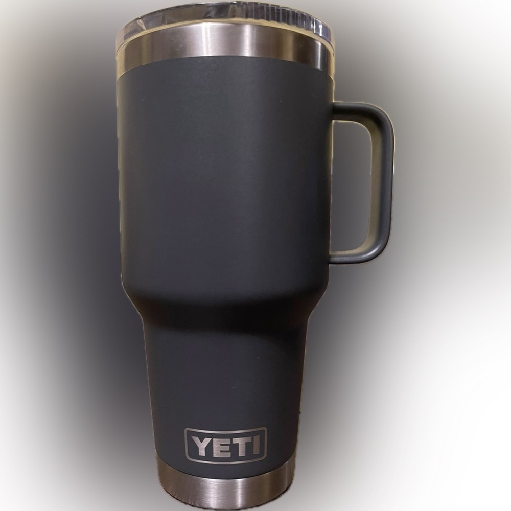 YETI 30 OZ TRAVEL MUG W/EASY GRIP HANDLE & STRONGHOLD™ LID / NWOT NEVER USED 👈
